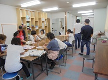 革製品制作中、ひとつひとつていねいに 革製品制作中、ひとつひとつていねいに