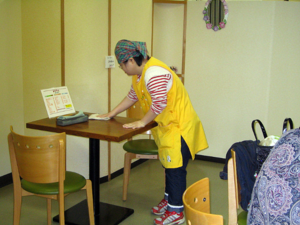 きれいにテーブルを拭きます/ぴいすから職場体験にきています きれいにテーブルを拭きます/ぴいすから職場体験にきています